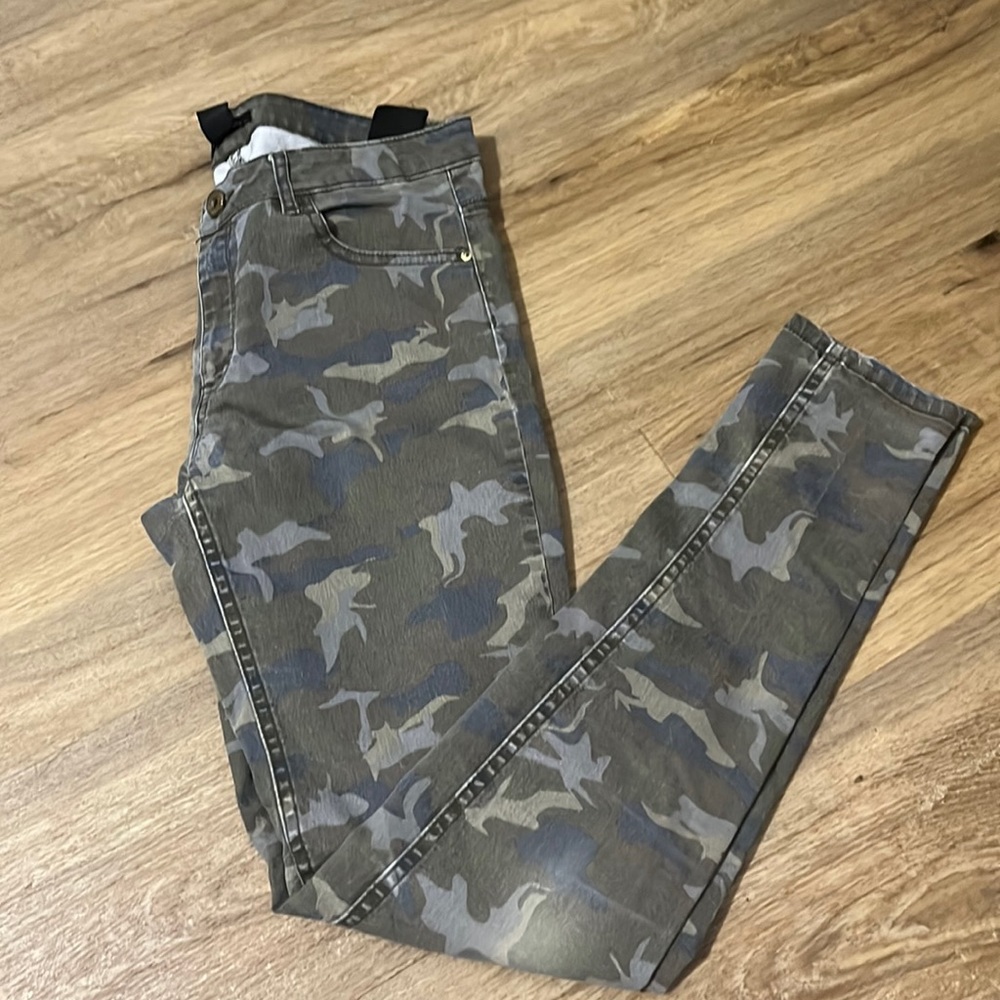 🔵🔵H&M camo women’s skinny jeans Size 10